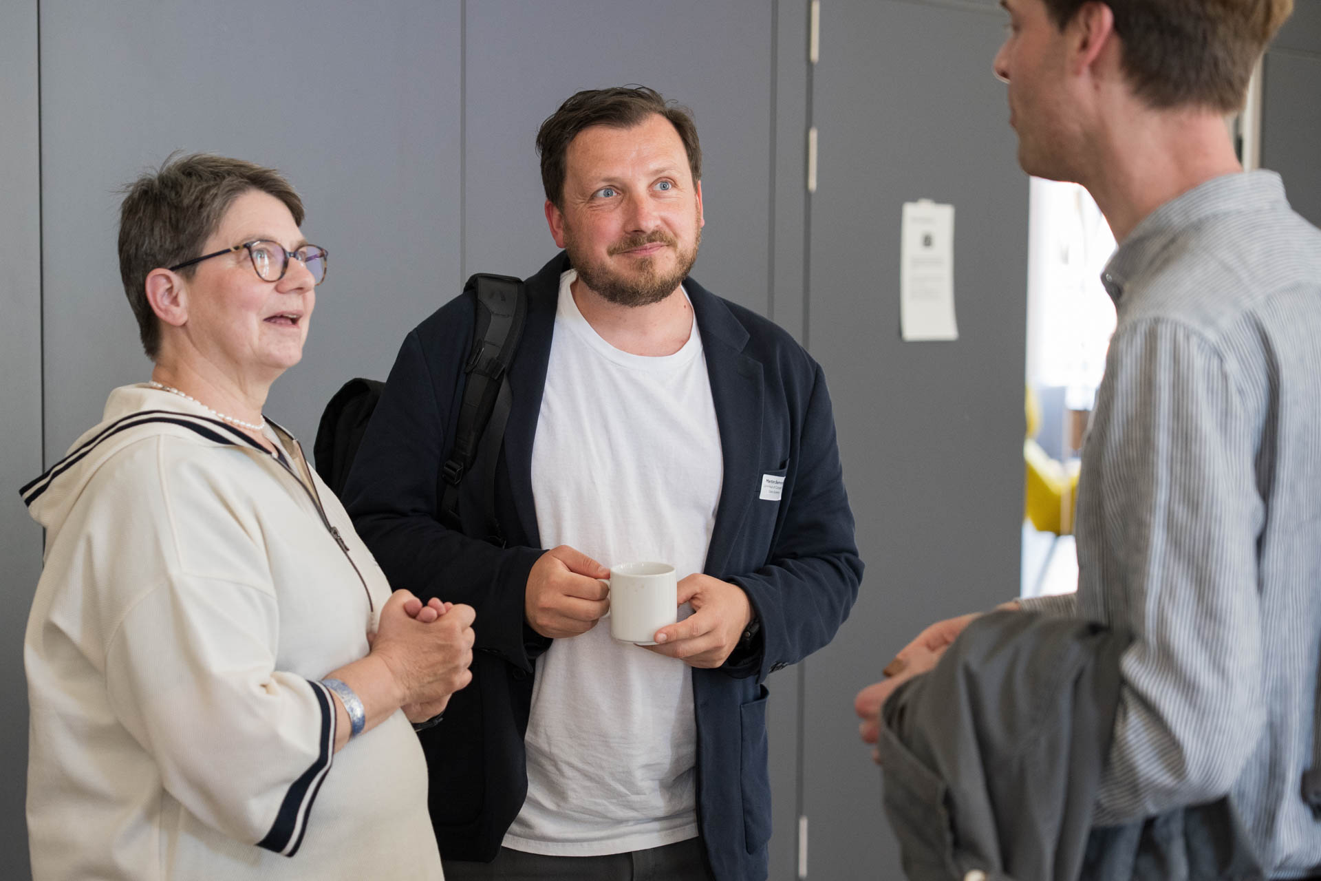 Helen Pfuhl und zwei Teilnehmende im Gespräch
